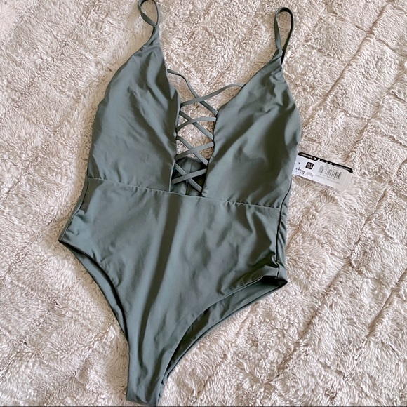 SEXY sleek bathing suit - Picture 1 of 9